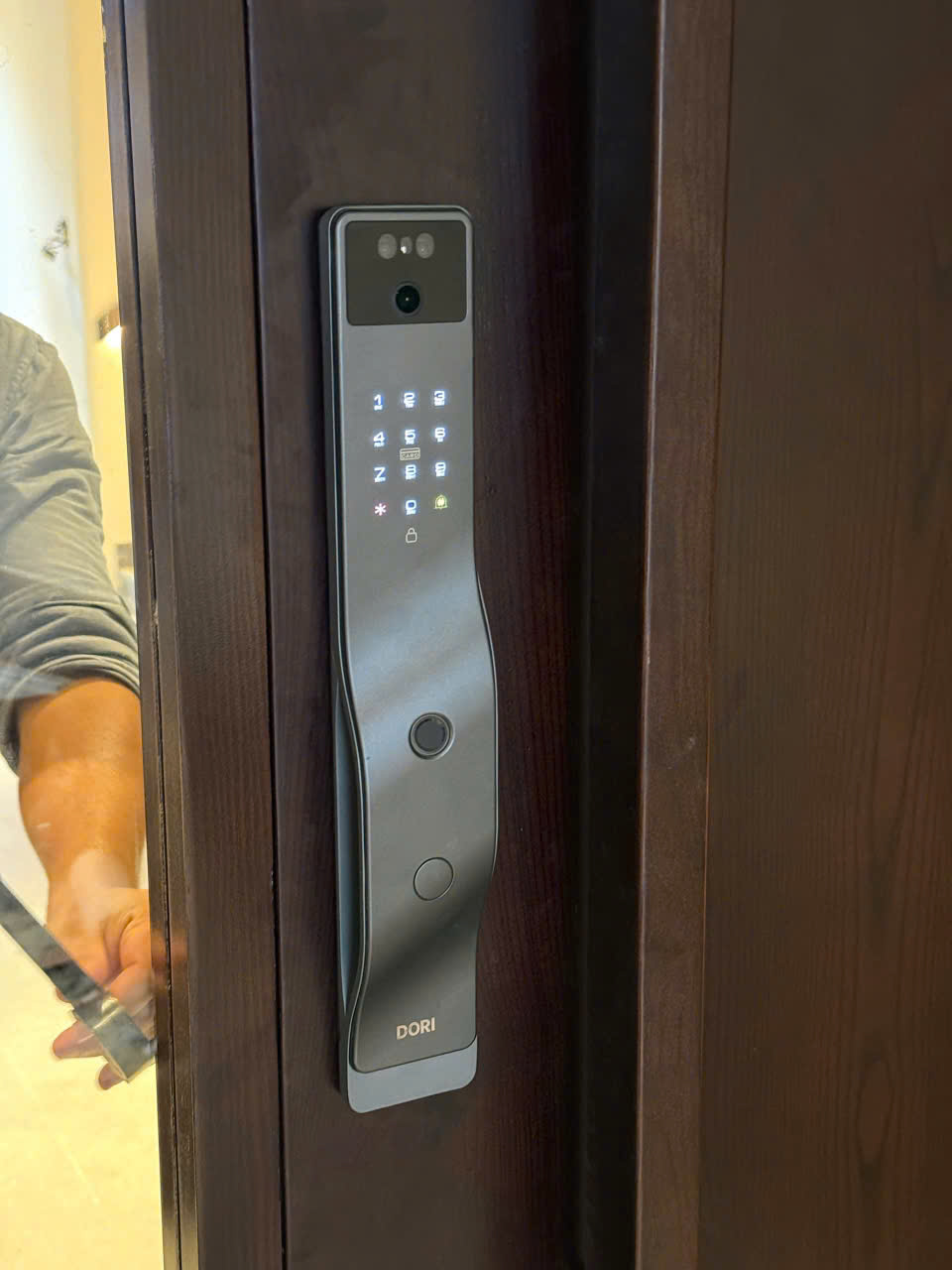 Hình ảnh khóa thông minh DR-044 được lắp lên cửa gỗ