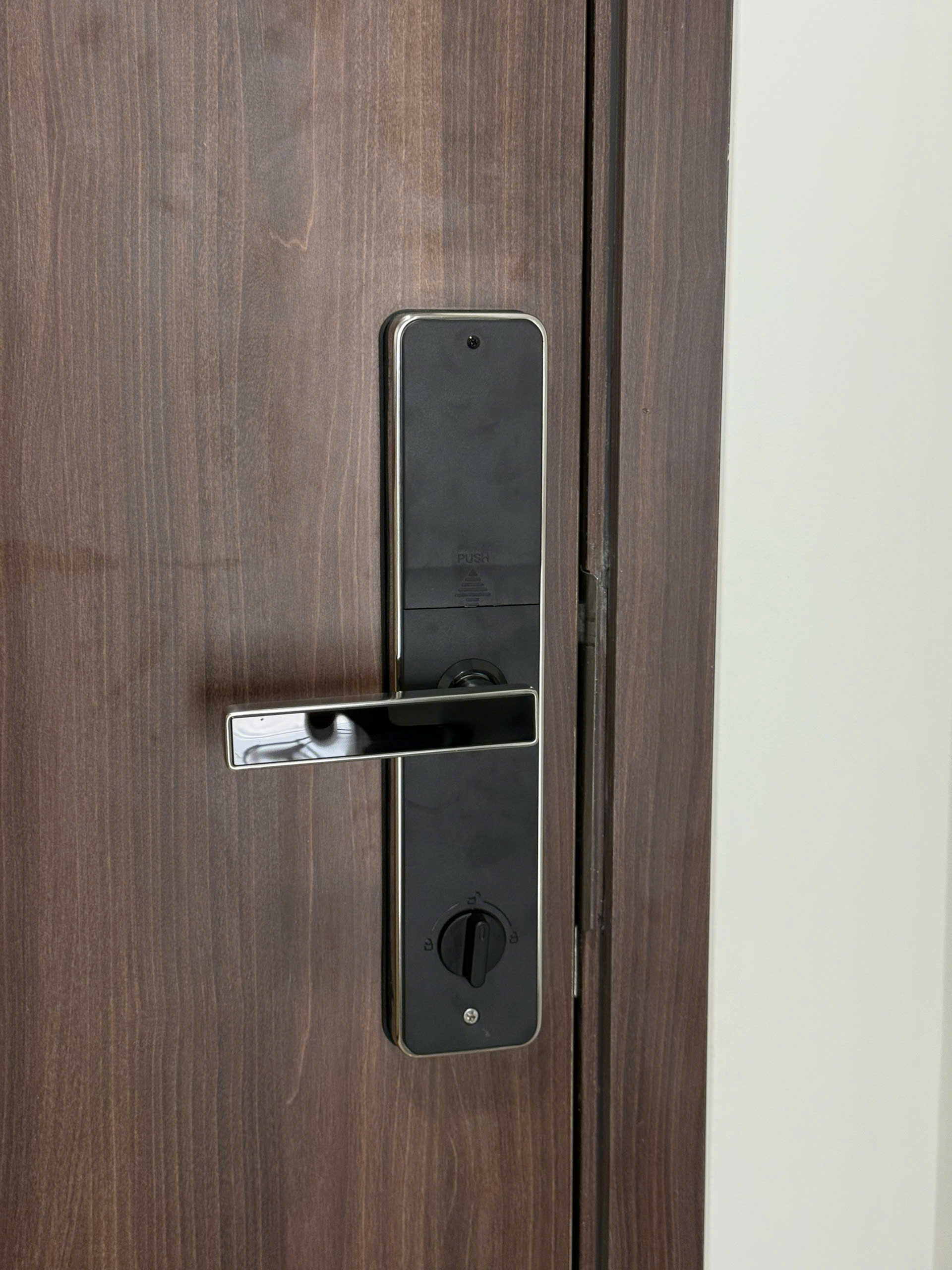 Khóa vân tay cửa gỗ DORI 